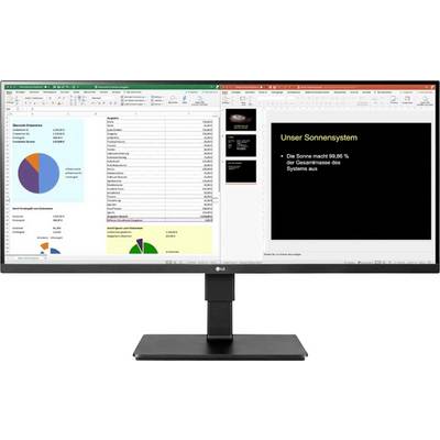 Ein Monitor zeigt einen geteilten Bildschirm: Die linke Seite zeigt eine Tabellenkalkulation mit Diagrammen, und die rechte Seite enthält eine Folie mit dem Titel 'Unser Sonnensystem'.