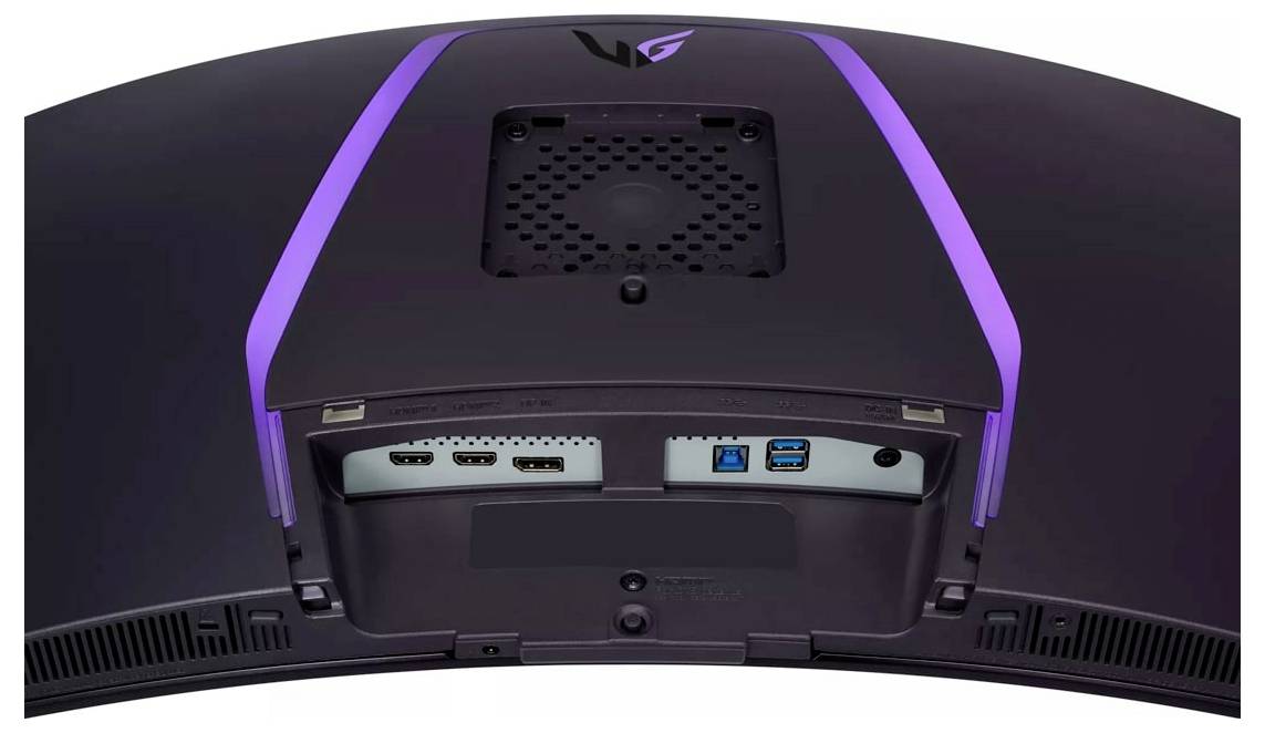 Rückansicht eines gekrümmten Monitors mit Anschlüssen, darunter zwei HDMI-Anschlüsse, ein DisplayPort und zwei USB-A-Ports, mit violetten LED-Streifen an den Seiten.