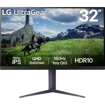 Ein 32 Zoll LG UltraGear Monitor, der eine Videospielszene mit einem Reiter in der Nähe eines Turms zeigt. Wichtigste Merkmale: Nano IPS, QHD 2560x1440, 180 Hz, 1 ms, HDR10.