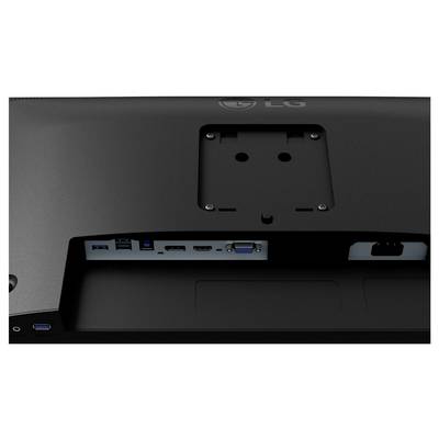 Rückansicht eines Monitors mit verschiedenen Anschlüssen, darunter USB, HDMI und VGA, die sich unterhalb eines Montagebügel-Bereichs befinden.