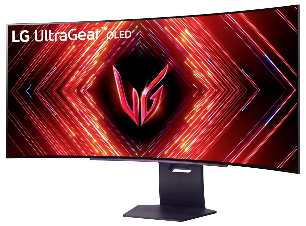 Gebogener LG UltraGear OLED-Monitor, der ein lebendiges rotes und schwarzes geometrisches Muster mit einem zentralen "UG"-Logo zeigt.