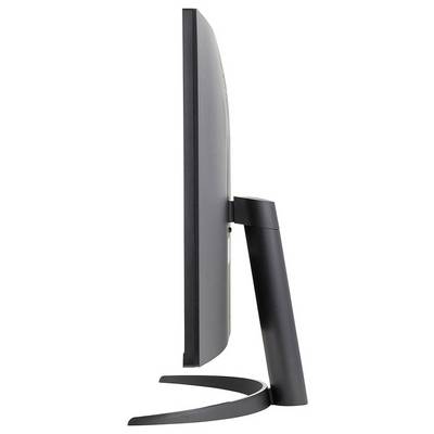 Ein Monitor zeigt ein Rennspiel mit einem roten Formel-1-Wagen auf der Strecke. Der Bildschirm zeigt Geschwindigkeitsindikatoren und Rundenposition, gekennzeichnet mit ‚LG UltraFine Display'.