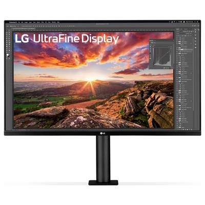 Ein Monitor zeigt eine lebendige Landschaftsaufnahme mit einem Sonnenuntergang über Hügeln. Der Text liest sich ‚LG UltraFine Display'. Bearbeitungssoftware ist auf dem Bildschirm geöffnet.