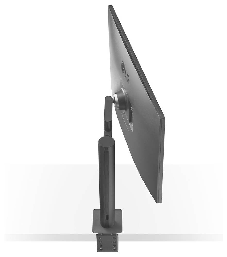 Eine Seitenansicht eines dünnen, montierten LG-Monitors, die seinen schlanken Profil und den verstellbaren Ständer zeigt, der an einem Schreibtisch befestigt ist.