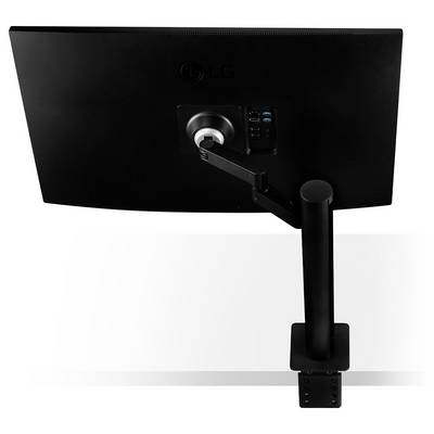 Ein schwarzer Computermonitor, der an einem verstellbaren Arm befestigt ist, der an einem Schreibtisch montiert ist, wobei die Kabelführung und die Anschlussports auf der Rückseite hervorgehoben werden.
