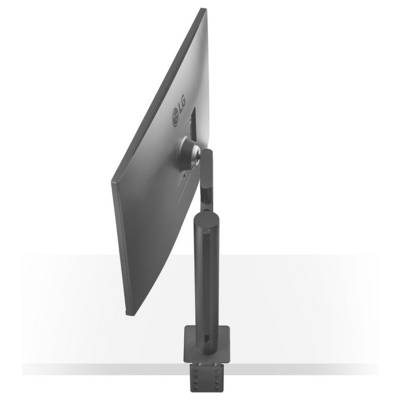 Ein Monitor mit verstellbarem Arm, der seine Drehungs- und Neigungswinkel in verschiedenen Positionen zeigt.