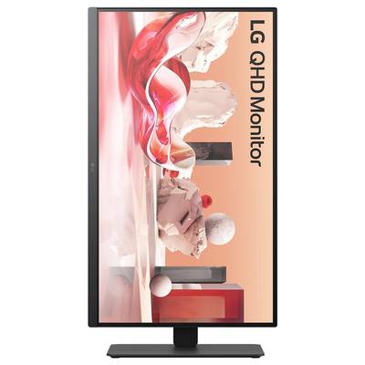 LG QHD-Monitor auf einem hohen Display mit einem dynamischen abstrakten Kunsthintergrund in Rot und Weiß.