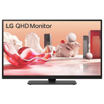 Ein Breitbild-Monitor, der abstrakte Kunst mit schwebenden geometrischen Formen in Rot und Weiß zeigt. Text auf dem Bildschirm sagt 'LG QHD Monitor'.