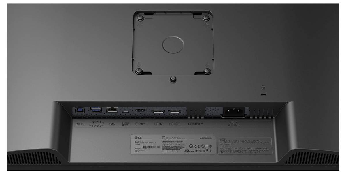 Rückansicht eines Monitors mit verschiedenen Anschlüssen, einschließlich USB und HDMI, sowie Montagebügel mit Etiketten und Zertifizierungsmarkierungen.