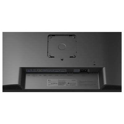 Rückansicht eines Monitors mit verschiedenen Anschlüssen, einschließlich USB und HDMI, sowie Montagebügel mit Etiketten und Zertifizierungsmarkierungen.