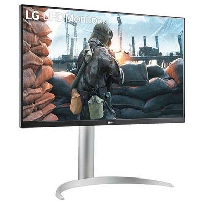Ein Monitor, der ein Bild eines Soldaten in einem Tarnanzug zeigt, der eine Waffe zielt, vor einer Kulisse eines befestigten Gebiets.