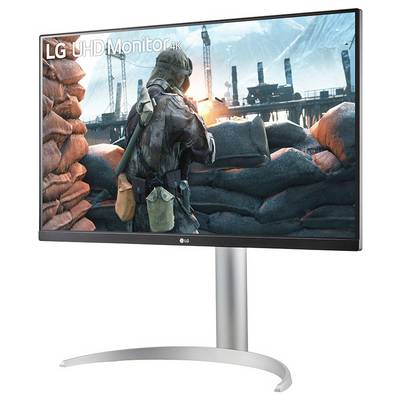 Monitor zeigt eine Videospielszene mit einem Soldaten in einer verschneiten Industrielandschaft. Der Text lautet "LG UHD Monitor 4K".