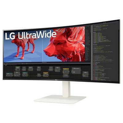 Ultrabreiter Monitor mit geteiltem Bildschirm: links zeigt digitale Kunst eines roten Wolfs, rechts präsentiert Code.