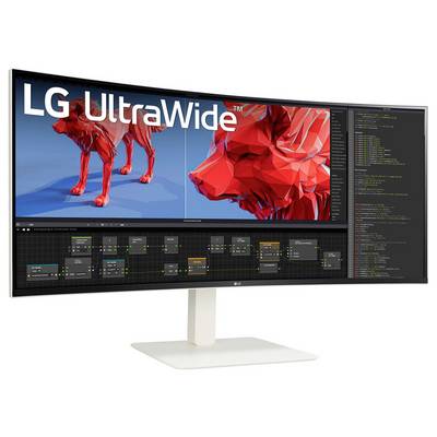 Ein ultrabreiter Monitor zeigt 3D-Grafikdesign-Software mit einem roten, polygonalen Wolfmodell auf der linken und einer Programmierumgebung auf der rechten Seite.