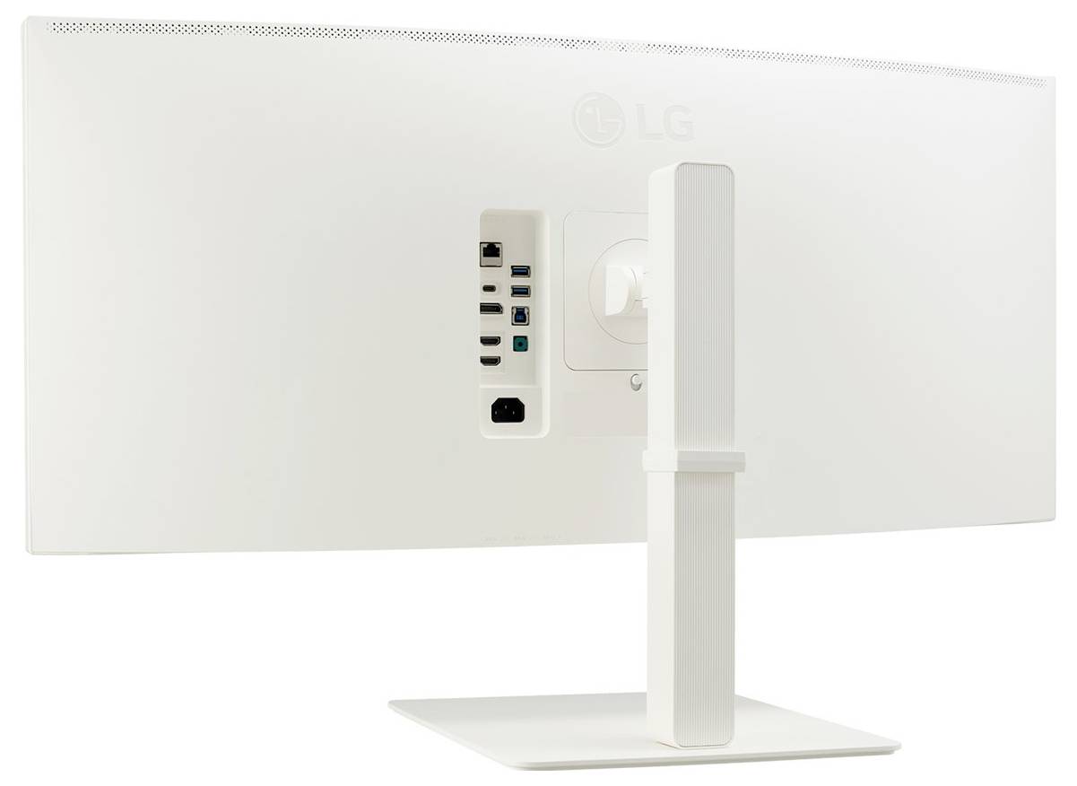 Rückansicht eines weißen LG-Monitors auf einem Ständer, der verschiedene Anschlüsse und Verbindungen zeigt, einschließlich HDMI- und USB-Anschlüssen.