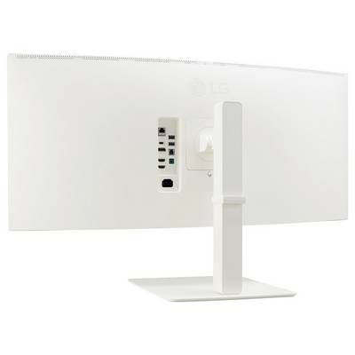Rückansicht eines weißen LG-Monitors auf einem Ständer, der verschiedene Anschlüsse und Verbindungen zeigt, einschließlich HDMI- und USB-Anschlüssen.