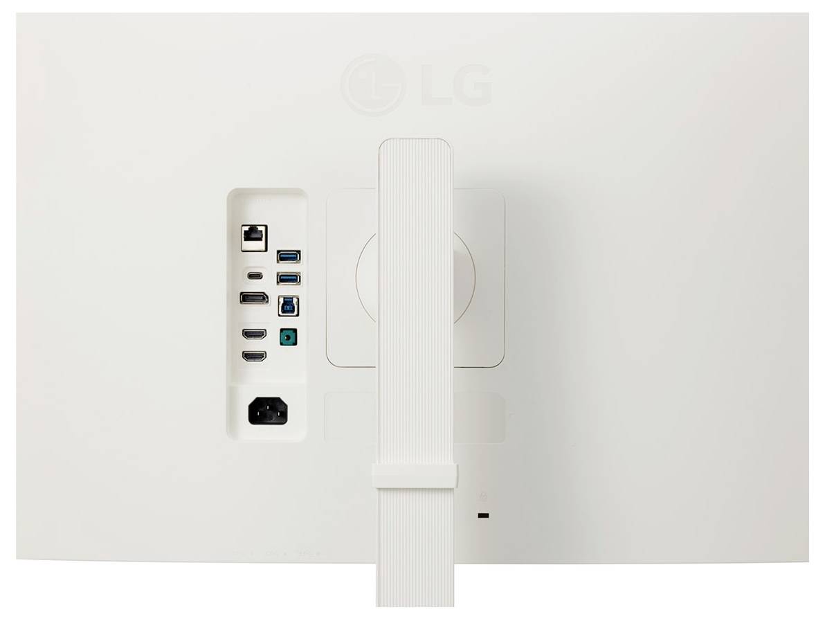 Die Rückseite eines LG-Monitors mit verschiedenen Anschlüssen wie HDMI, USB und Stromversorgung, mit einem in der Mitte nach unten ragenden Ständer.