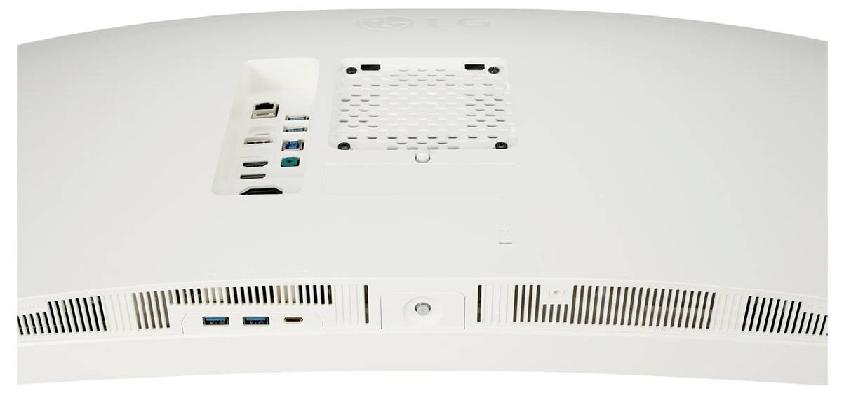 Rückansicht eines weißen, gekrümmten Computermonitors, der verschiedene Anschlüsse wie HDMI, USB und einen Belüftungsbereich zur Kühlung zeigt.
