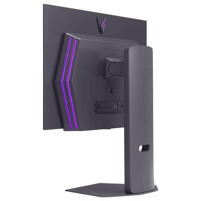 Ein Computer-Monitor mit elegantem schwarzem Design, von hinten betrachtet. Ausgestattet mit violetter LED-Beleuchtung und Branding, das in den Standfuß eingeprägt ist.