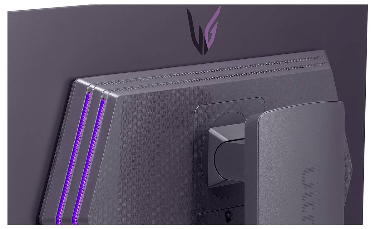 Nahaufnahme des Rückpanels eines Monitors mit elegantem Design, ausgestattet mit LED-Beleuchtungsakkenten und einem Logo.