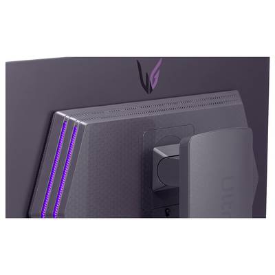 Nahaufnahme des Rückpanels eines Monitors mit elegantem Design, ausgestattet mit LED-Beleuchtungsakkenten und einem Logo.