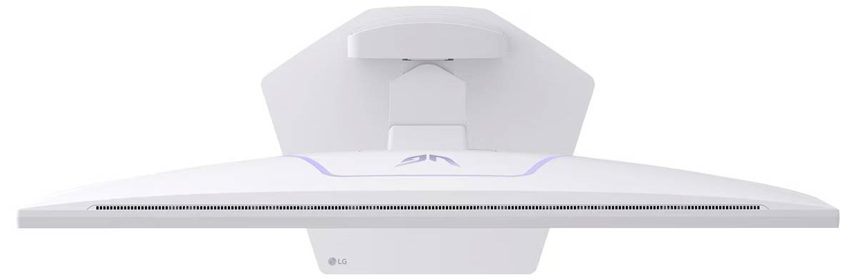 Rückansicht eines weißen, gebogenen Computermonitors, der an einer Wand montiert ist und eine markante geometrische Rückseite mit strukturiertem Paneldesign aufweist.