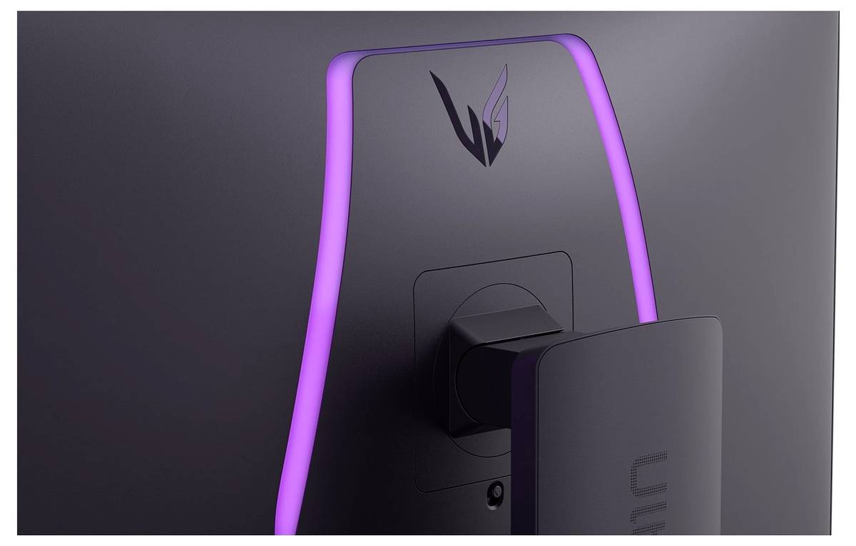 Rückseite eines Gaming-Monitors mit RGB-Beleuchtung und Markenlogo am Ständer, mit violetten LED-Akzenten und elegantem Design.
