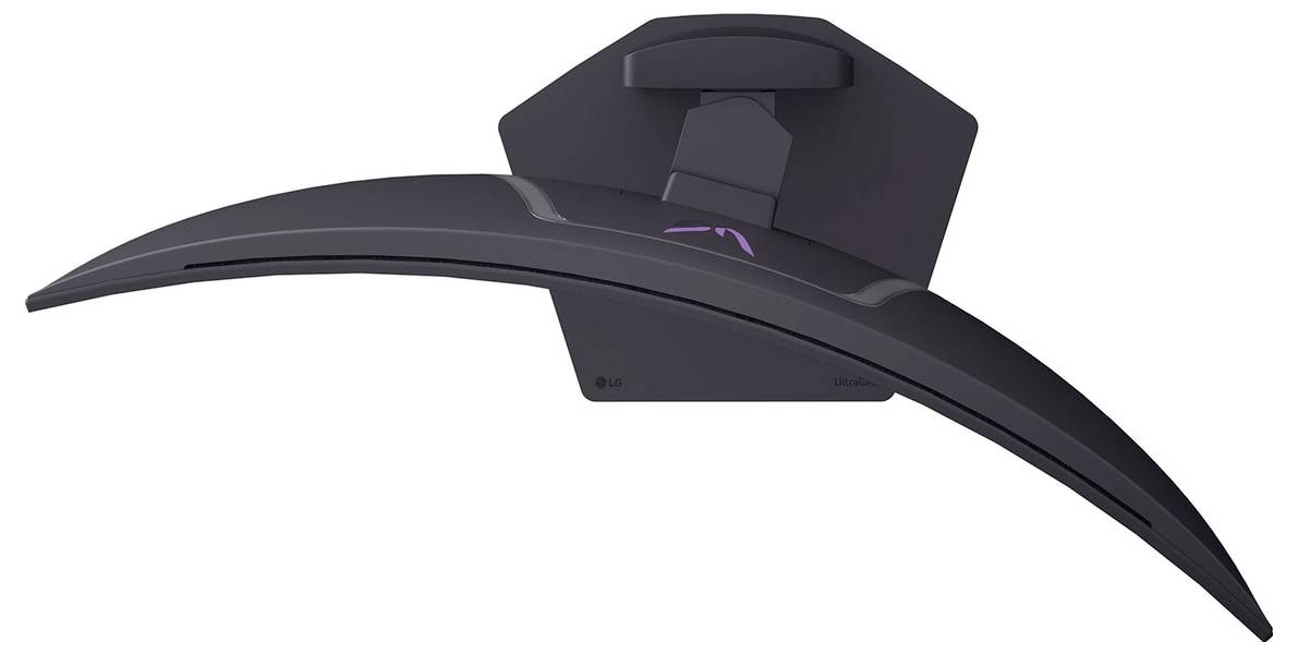 Gebogener schwarzer Gaming-Monitor von hinten gesehen, auf einem Ständer montiert, mit schrägen Linien und einem leuchtenden Symbol in der Mitte.