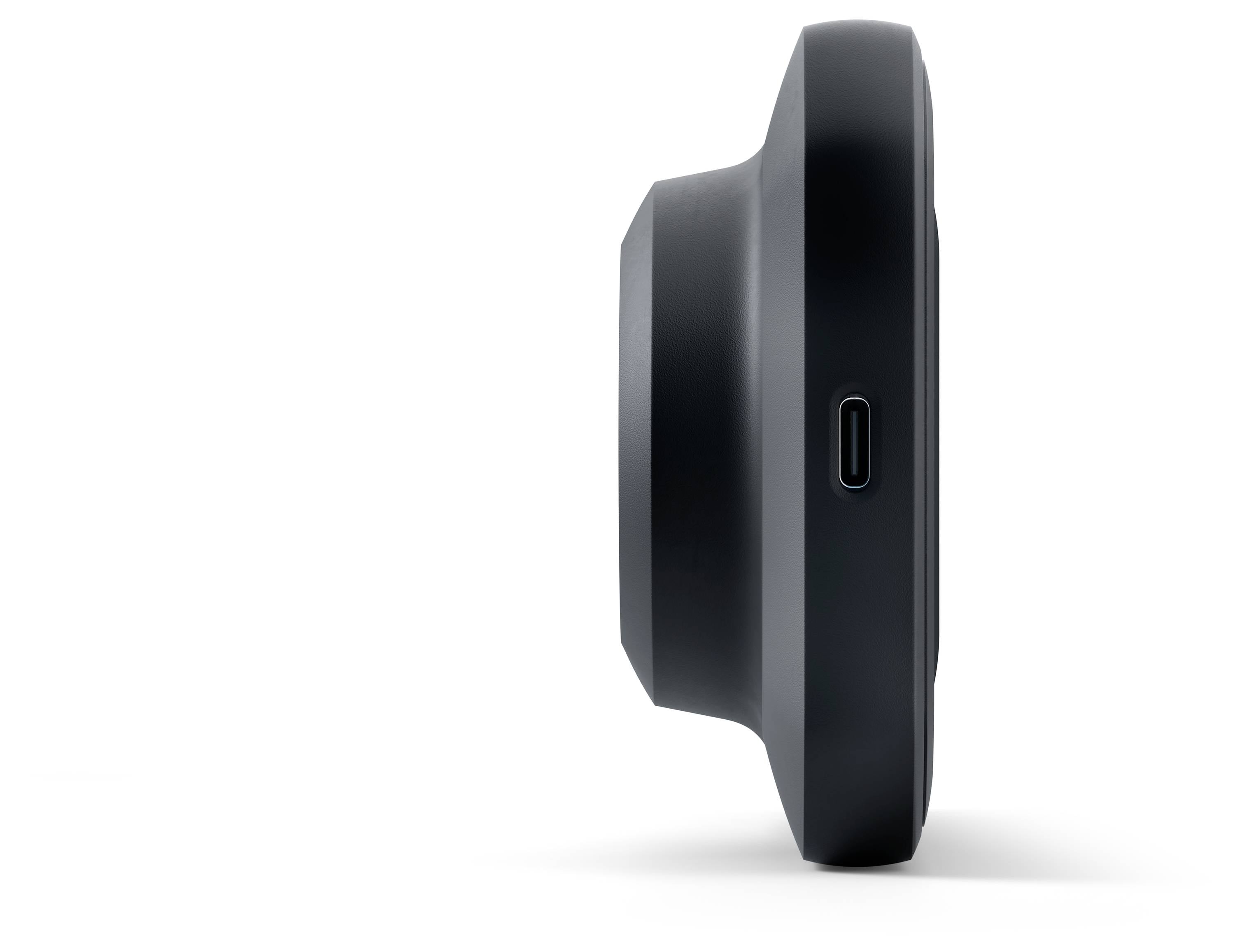 Seitenansicht eines schwarzen, kreisförmigen elektronischen Geräts mit USB-C-Anschluss, das sein kompaktes und minimalistisches Design präsentiert.