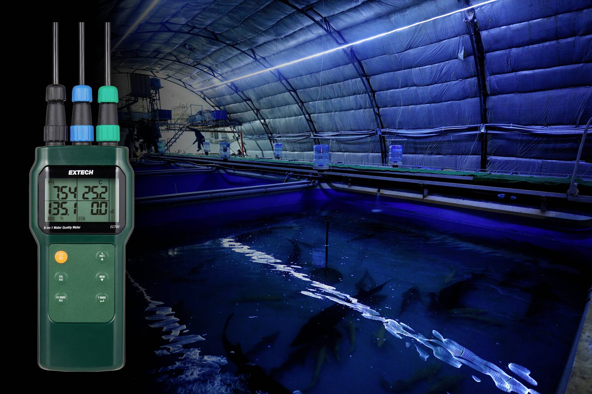 "Aquatanks Wasserqualitätsmesser Modell 4513" über einem düster beleuchteten Hallenbadbereich mit arbeitenden Figuren, was die Überwachung der Wasserqualität andeutet.