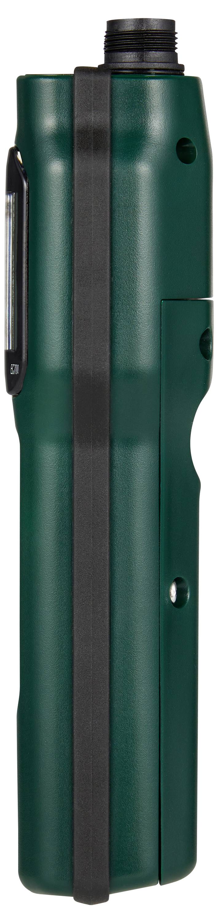 Eine grüne, stiftförmige Taschenlampe mit einem schwarzen Clip, die aufrecht steht.