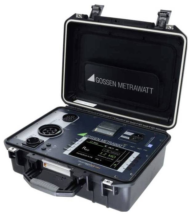 Ein tragbares elektrisches Prüfgerät von Gossen Metrawatt mit digitaler Anzeige und Bedienungstasten, untergebracht in einem robusten Gehäuse.