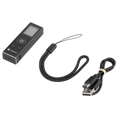 Ein tragbarer digitaler Audiorekorder, USB-Kabel und Handgelenkband werden gezeigt.