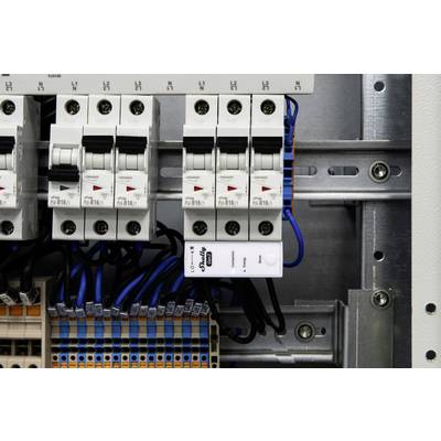 Eine elektrische Schalttafel mit mehreren Sicherungsautomaten und angeschlossenen blauen Kabeln. Ein weißes Spannungsüberwachungsgerät ist prominent zu sehen.