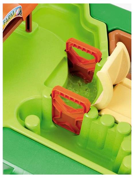 Kinderspielzeug-Bauernhof-Set mit einer grünen Kunststoffunterlage, ausgestattet mit einem kleinen orangefarbenen Wasserrad und einem cremefarbenen Sitz.