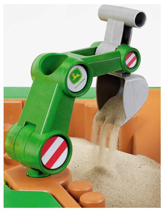 Ein Spielzeug-Baggerlader in Grün mit roten Streifen schöpft und kippt Sand in einem orangefarbenen Sandkasten und veranschaulicht dabei Spiel und Konstruktion.