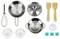 Ein Set an Küchenutensilien, bestehend aus zwei Pfannen, einer mit Deckel, einem Schneebesen, Holzutensilien, zwei Tassen mit Untertassen, zwei kleinen Schüsseln und drei Behältern.