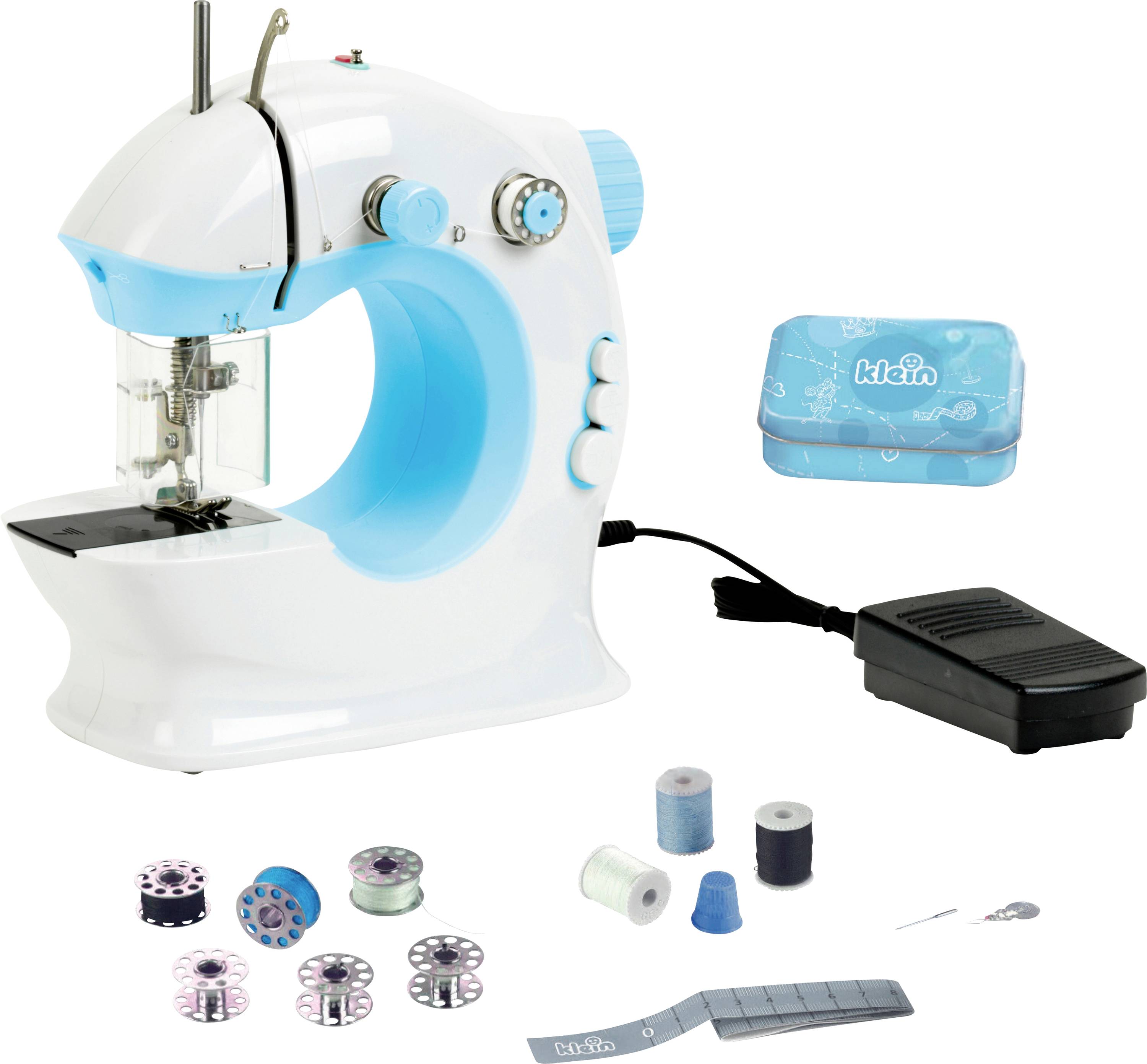 Eine kleine weiße und blaue Spielzeug-Nähmaschine mit Fußpedal und Zubehör wie Garnspulen und Maßband.