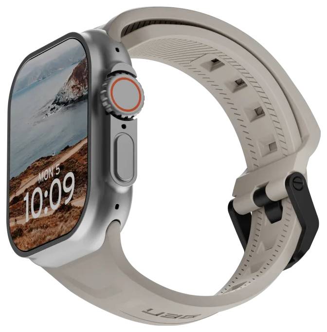 Eine silberne Smartwatch mit einem beigen Band zeigt die Zeit '10:09' und das Datum 'Mon 5'. Der Bildschirm präsentiert eine malerische Landschaft mit Küste und Ozean.