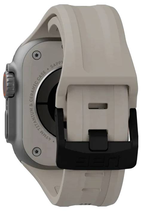 Eine Smartwatch mit einem beigen Band und einem schlanken Gehäuse aus Titan und Keramik, von hinten betrachtet, mit einem sicheren schwarzen Verschluss.