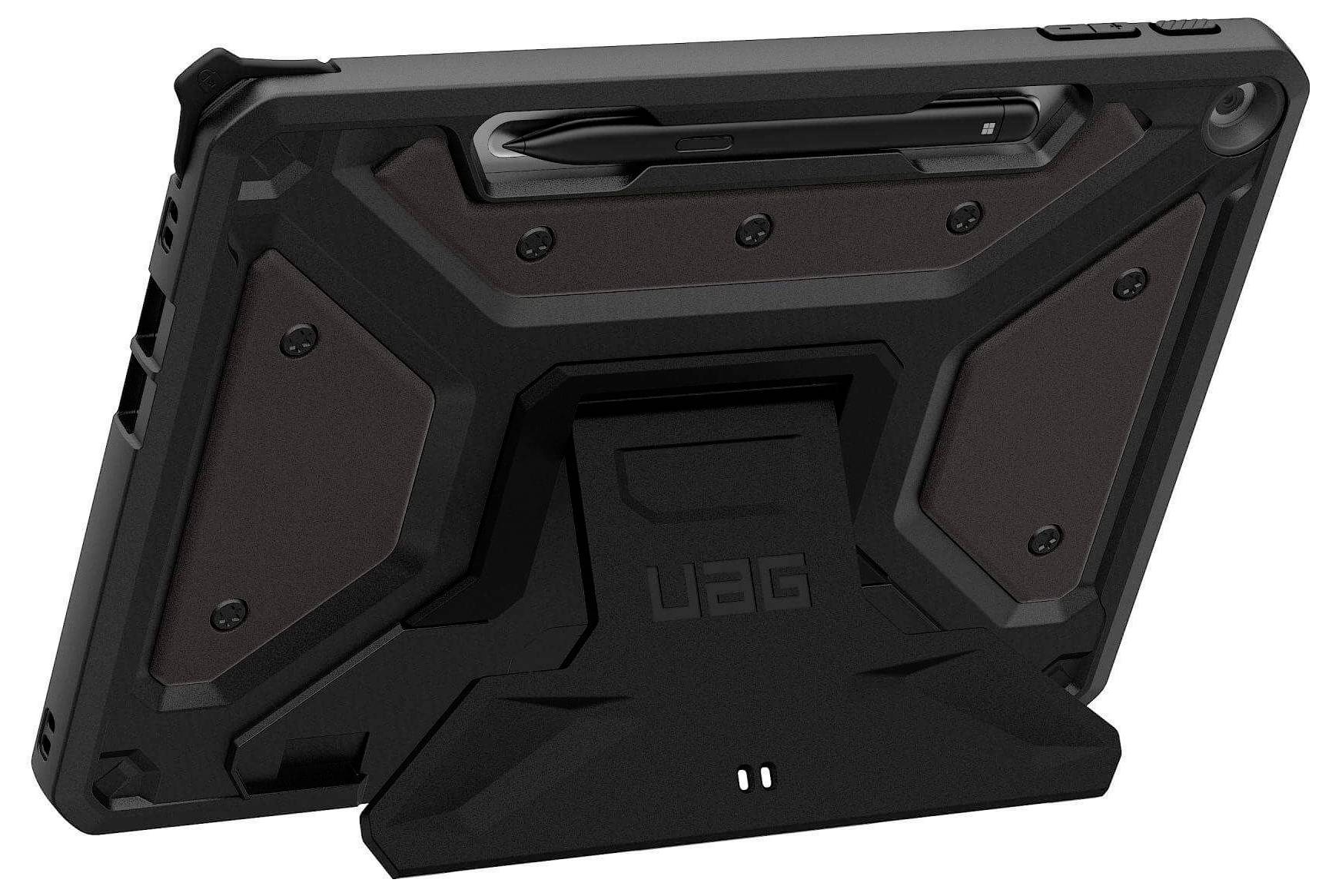 Ein robustes Tablet-Gehäuse mit integriertem Ständer und Stifthalterung, ausgestattet mit einer strukturierten Oberfläche und verstärkten Ecken für erhöhte Strapazierfähigkeit.