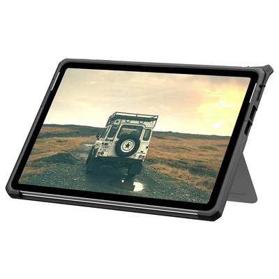 Ein robustes Tablet zeigt ein malerisches Bild eines Geländewagens auf einer abgelegenen Schotterpiste während des Sonnenuntergangs, umgeben von weiter Landschaft.