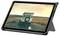 Ein robustes Tablet zeigt ein malerisches Bild eines Geländewagens auf einer abgelegenen Schotterpiste während des Sonnenuntergangs, umgeben von weiter Landschaft.