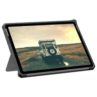 Ein Tablet, das ein Bild eines weißen Geländewagens auf einem Kiesweg zeigt, vor einem Sonnenuntergangshimmel über einer kargen Landschaft.