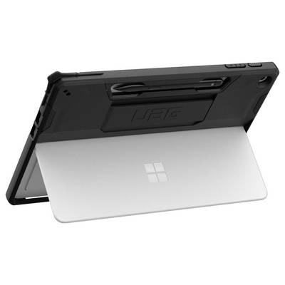 Ein Tablet in einem schwarzen robusten Gehäuse mit integriertem Ständer, in Querausrichtung positioniert. Das Gehäuse verfügt über einen Schlitz für einen Stylus.