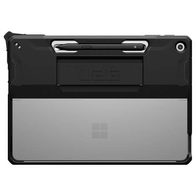 Eine robuste schwarze Hülle auf einem Tablet mit integriertem Ständer, Stifthalter und sichtbarem Microsoft-Logo auf der Rückseite des Geräts.
