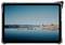 Ein Tablet zeigt ein friedvolles Landschaftsfoto eines ruhigen Sees mit Felsenformationen und fernen Bergen unter einem klaren blauen Himmel.