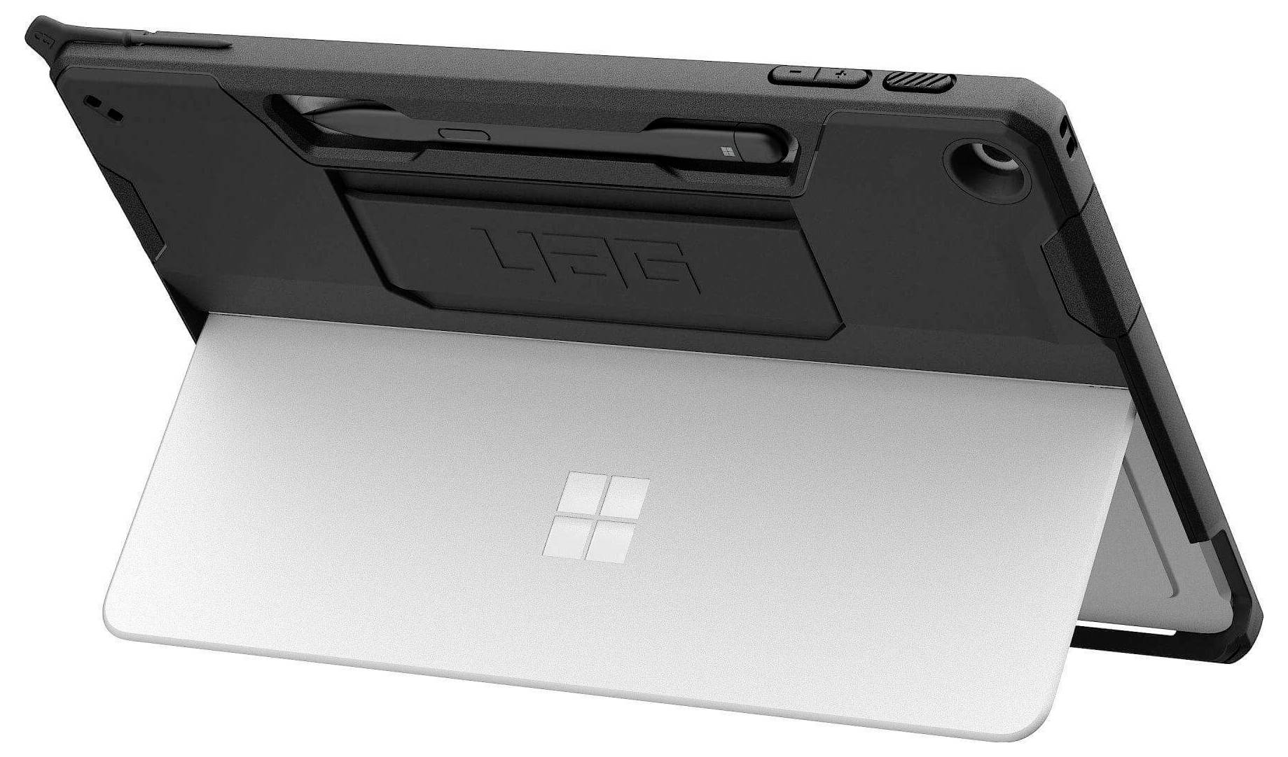 Ein Tablet mit einem schwarzen Schutzgehäuse und einem Ständer, auf dessen Rückseite ein Microsoft-Logo zu sehen ist, das auf dem Ständer aufrecht steht.