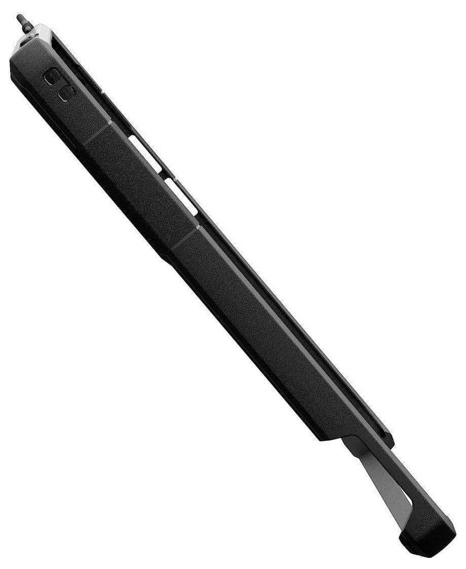 Eine schwarze, längliche, luftbetriebene Schädlingsbekämpfungsvorrichtung, die einem Gewehr ähnelt, mit einer Pumpaktion-Kurbel und einer Düse am Ende.