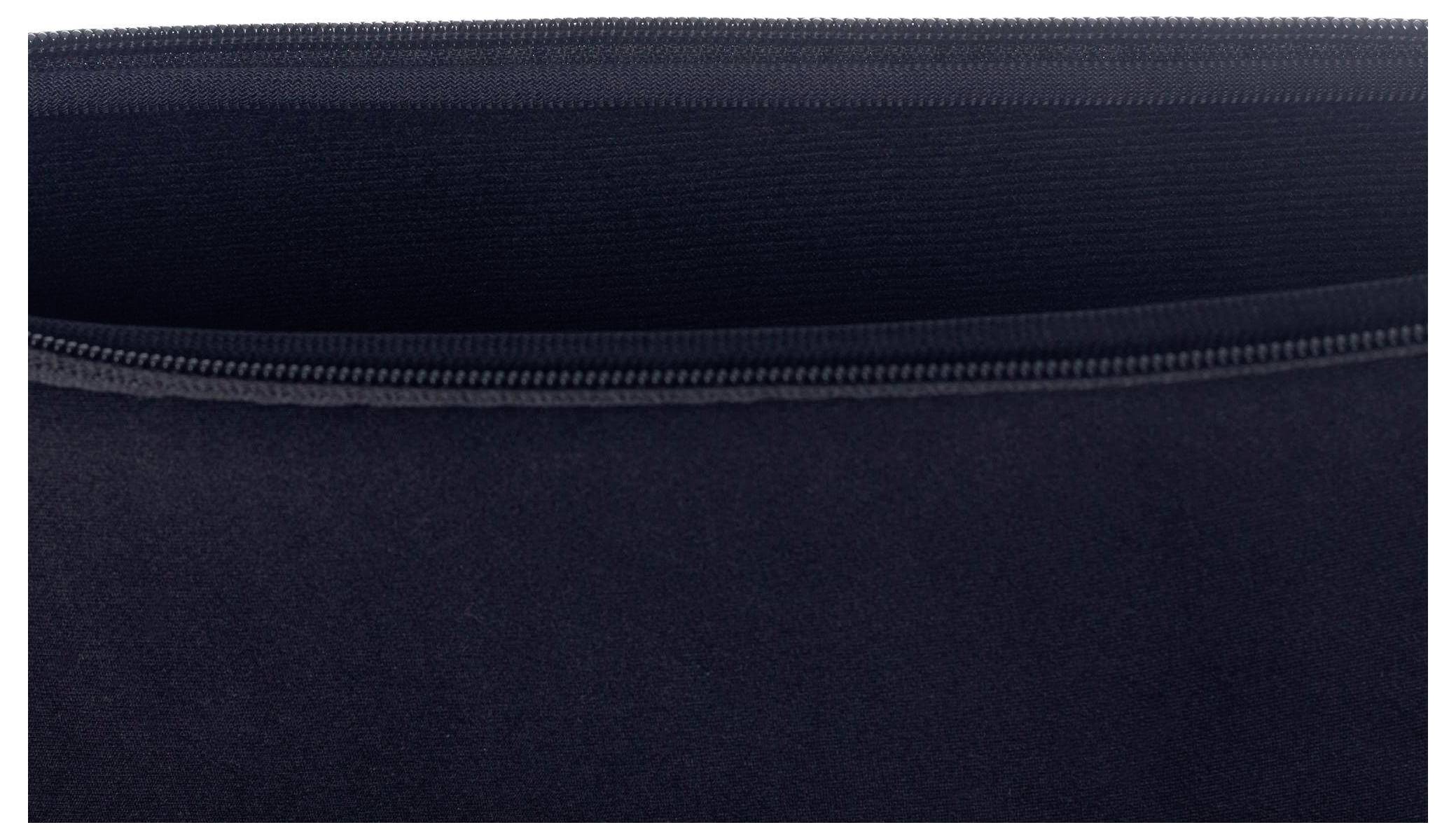 Nahaufnahme einer schwarzen Tasche mit einem sichtbaren schwarzen Reißverschluss, der teilweise geöffnet ist und einen Blick ins Innere freigibt.